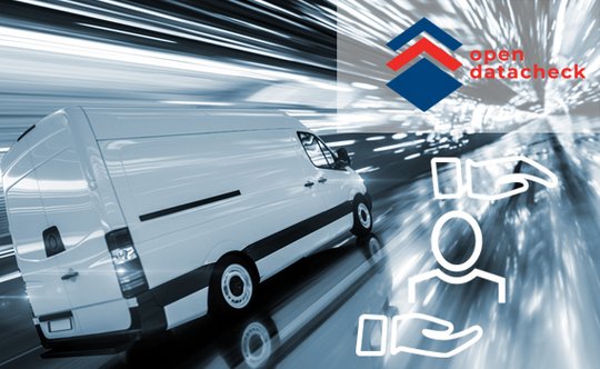 Fahrender Lieferwagen auf einer Straße mit Logo Open Datacheck oben rechts.
