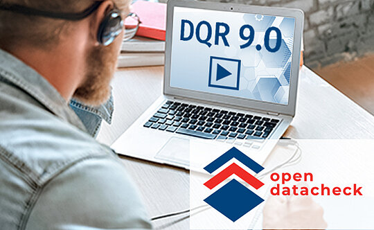Mann vor einem Laptop mit Video Symbol und DQR 9.0 Text dazu unten rechts Open Datacheck Logo