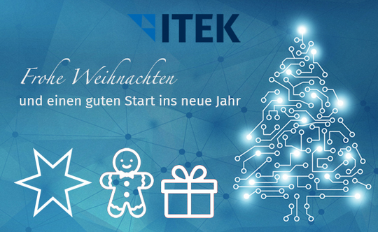 Blauer technologischer Weihnachtsbaum Hintergrund mit Weihnachtsgrüßen. Unten liks weiße Stern, Lebkuchenmännchen und Geschenk Icon und am oberen Bildrand zentriert ITEK Logo.