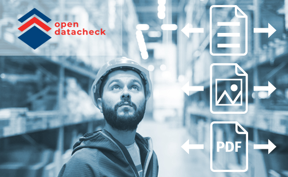 Ein Mann der nach oben schaut in einem Hochregallager. Und Logo Open Datacheck