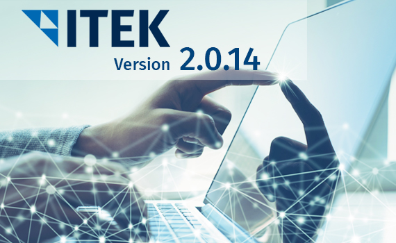 [Translate to Englisch:] ITEK Logo in der linken Bildecke. Ein Mensch der mit einer Hand an einem Laptop tippt und mit der anderen auf den Bildschirm zeigt. 
